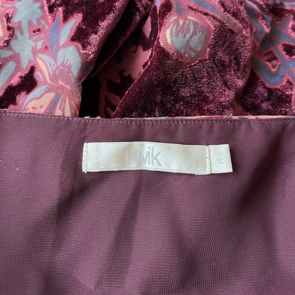 Twik by Simon’s velvet like tank top burgundy floral - Picture 4 of 4
